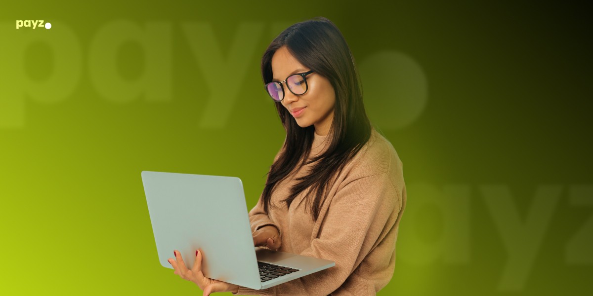 imagem mostra mulher sorrindo ao utilizar um notebook