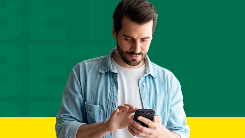 Imagem mostra homem pensativo com um smartphone na mão