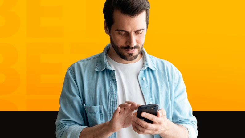 Imagem mostra homem pensativo ao utilizar um smartphone