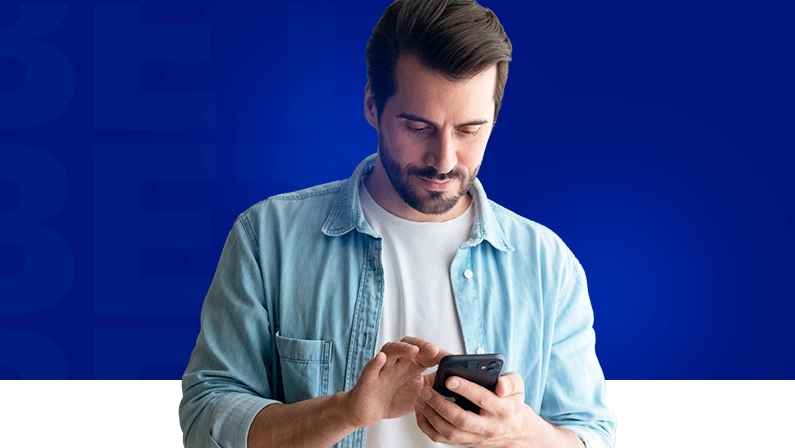 Imagem mostra homem pensativo com um smartphone na mão