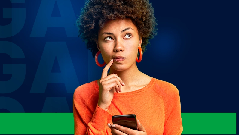 Imagem mostra mulher pensativa com um smartphone na mão