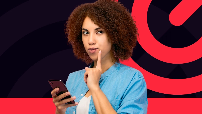 Imagem mostra mulher pensativa com um smartphone na mão