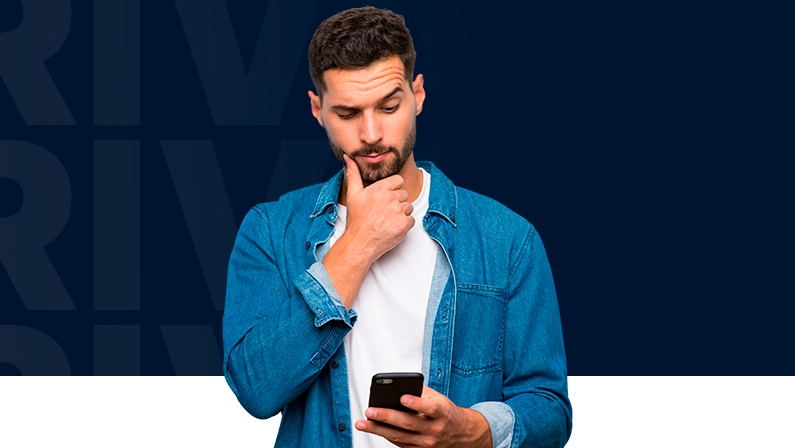 Imagem mostra homem pensativo ao utilizar um smartphone
