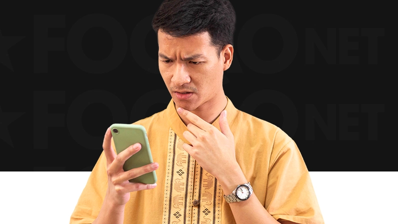 Imagem mostra homem pensativo ao utilizar um smartphone