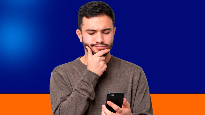 Imagem mostra homem pensativo ao utilizar um smartphone