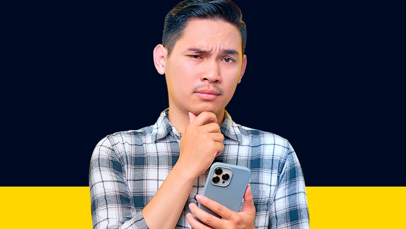 Imagem mostra homem pensativo ao utilizar um smartphone