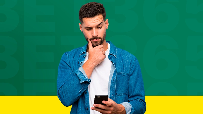 Imagem mostra homem pensativo olhando para um smartphone