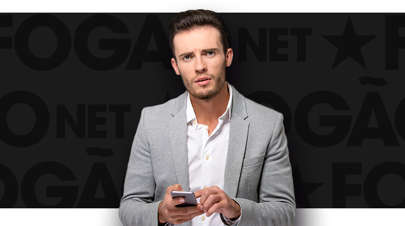 Imagem mostra homem pensativo utilizando smartphone