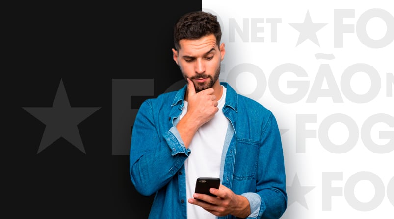 Imagem mostra homem pensativo utilizando um smartphone