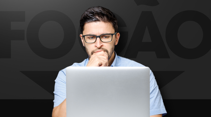 Imagem mostra homem pensativo utilizando um notebook