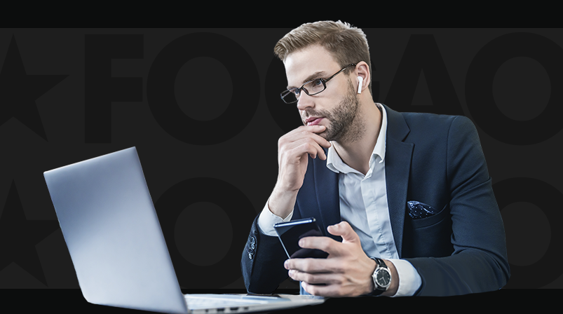 Imagem mostra homem pensativo ao utilizar um notebook