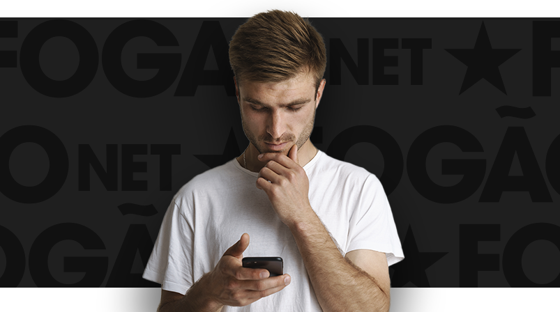 Imagem mostra homem pensativo ao utilizar um celular