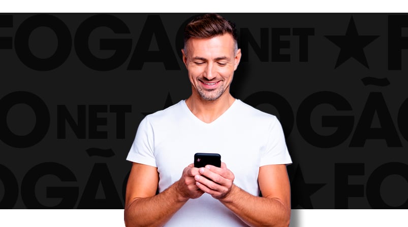 Imagem mostra homem pensativo segurando um smartphone