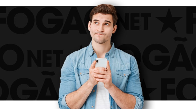 Imagem mostra homem pensativo segurando um smartphone