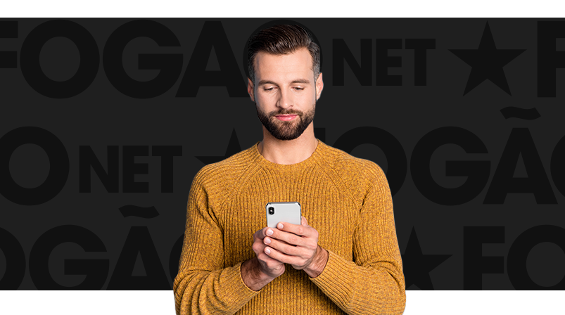 Imagem mostra um homem pensativo enquanto usa um smartphone