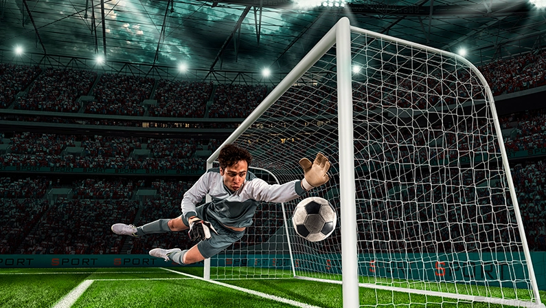 Imagem mostra goleiro saltando para defender o gol