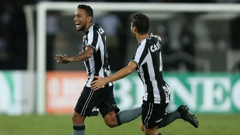 GILSON FAZ GOLAÇO NOS ACRÉSCIMOS, E BOTAFOGO VENCE O GRÊMIO POR 2 A 1