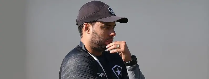 Jair Ventura durante treino do Botafogo em 2017