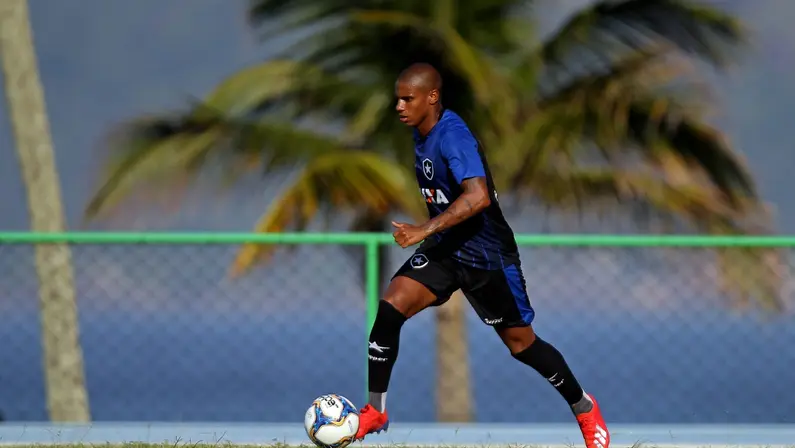 Jovem do Botafogo encarou 6h de ônibus e trem e hoje dá carona a companheiros