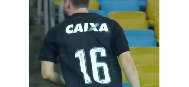 João Paulo exibe logotipo da Caixa Econômica Federal no clássico Fluminense x Botafogo