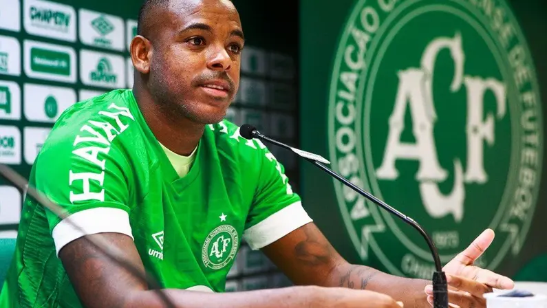 Chapecoense quer devolver meia Marcos Vinicius para o Botafogo