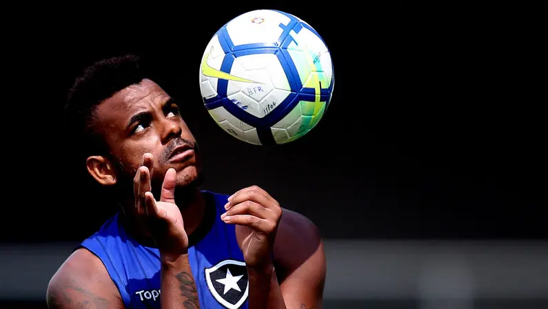 Segue o imbróglio: Botafogo só aceita Marcos Vinicius de volta se Chapecoense pagar