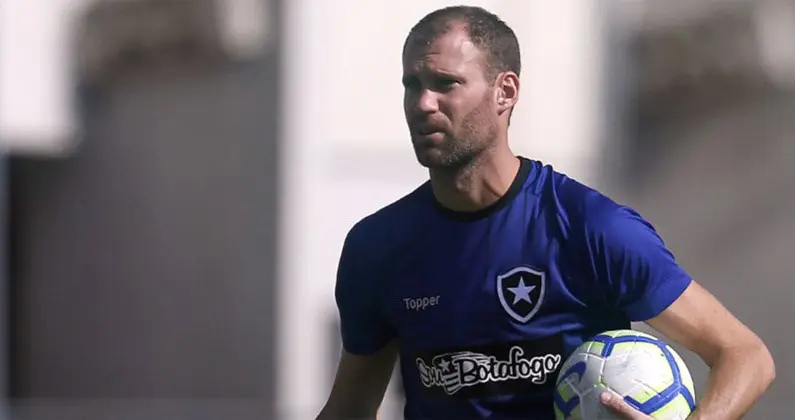 Joel Carli desfalca o Botafogo contra o Avaí. Rhuan é a novidade no time de Eduardo Barroca