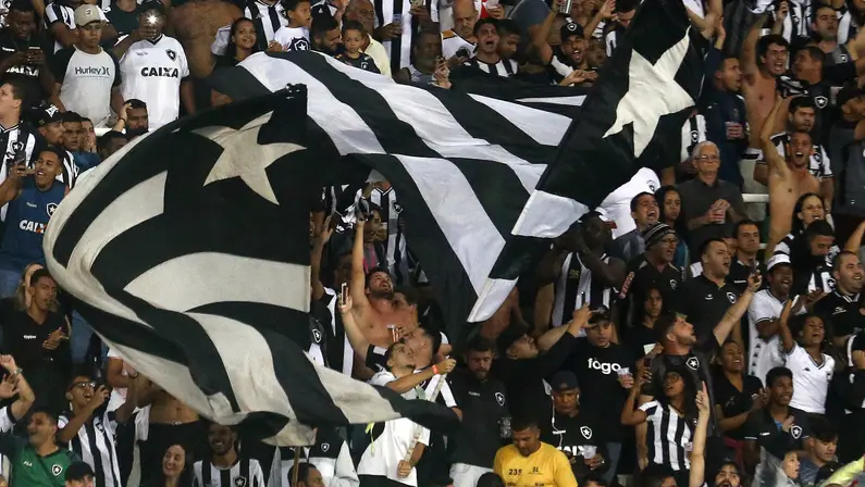 Torcida do Botafogo no Estádio Nilton Santos durante jogo do Campeonato Brasileiro de 2019