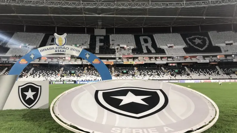 Escudo do Botafogo no gramado do Estádio Nilton Santos antes do Campeonato Brasileiro