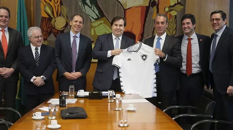 Rodrigo Maia dá camisa do Botafogo para Carlos Slim Domit, herdeiro da América Movil, holding que controla a Claro Brasil