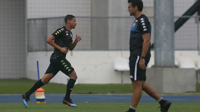 Após ganhar rodagem, Fernandes quer retribuir história de 15 anos no Botafogo