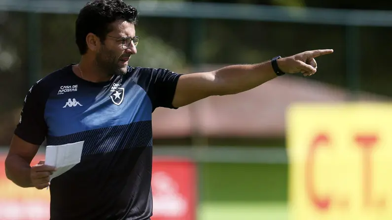 Valentim testa três times em treino de posicionamento no Botafogo