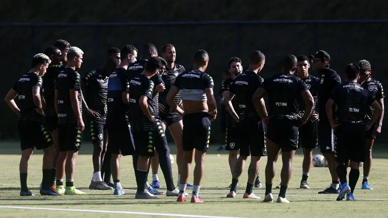 Botafogo testa time, mas já vê pressão antes mesmo de estreia de titulares