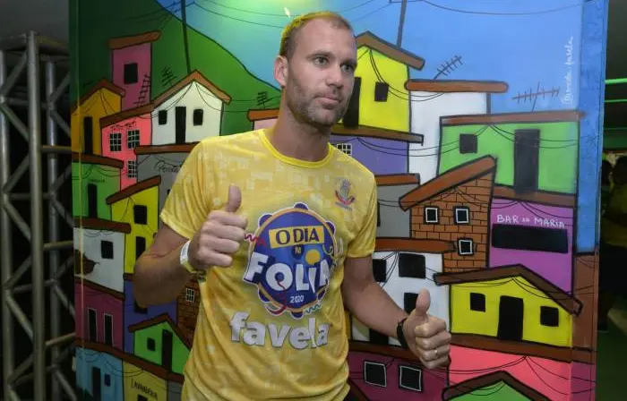 Só alegria! Capitão do Botafogo, Carli comparece à Sapucaí e mostra seu amor ao Carnaval
