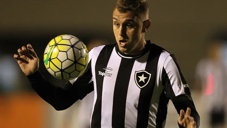 Ex-Botafogo virou Uber após calote e recomeça carreira na Bulgária