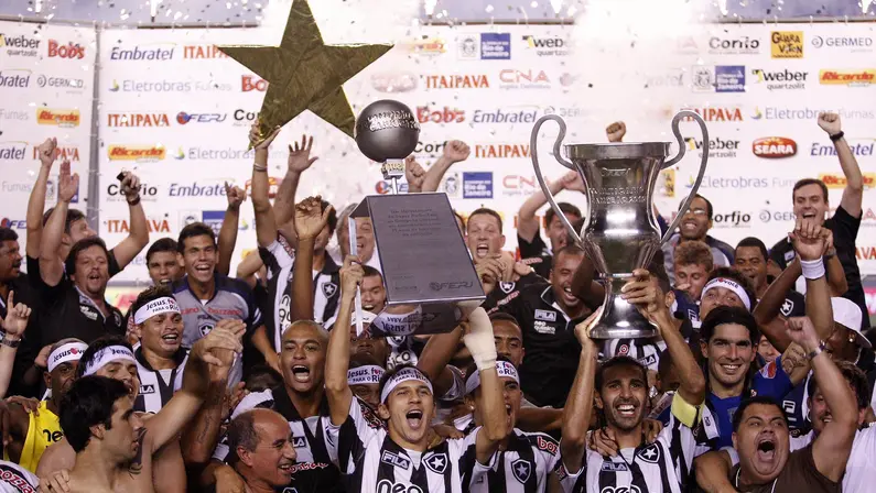 Botafogo levanta a taça do Campeonato Carioca de 2010 em cima do Flamengo no Maracanã