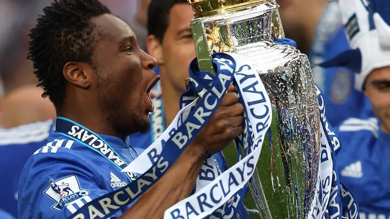 Obi Mikel, na mira do Botafogo, levanta a taça da Premier League pelo Chelsea