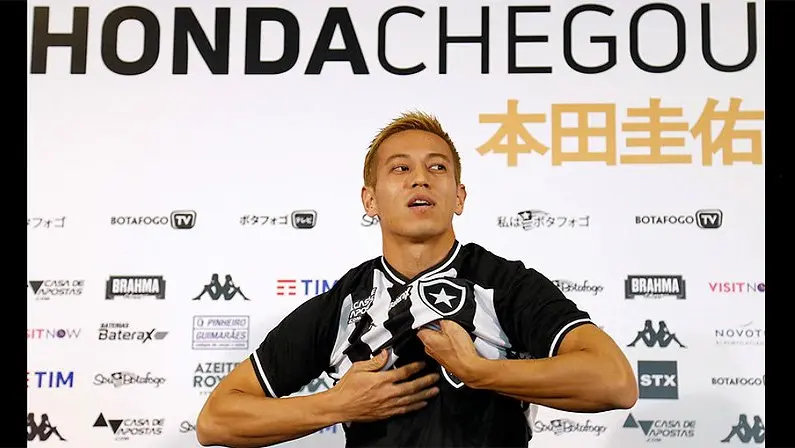 Keisuke Honda veste a camisa do Botafogo, agora bem mais conhecido no Japão
