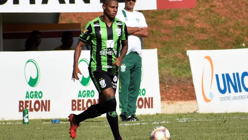 Rickson, do Botafogo, com a camisa do América-MG