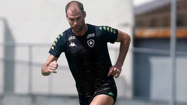 Joel Carli, zagueiro argentino do Botafogo, no treino no campo anexo do Estádio Nilton Santos 