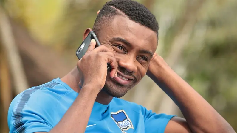 Salomon Kalou, atacante do Hertha Berlin, negcia com o Botafogo