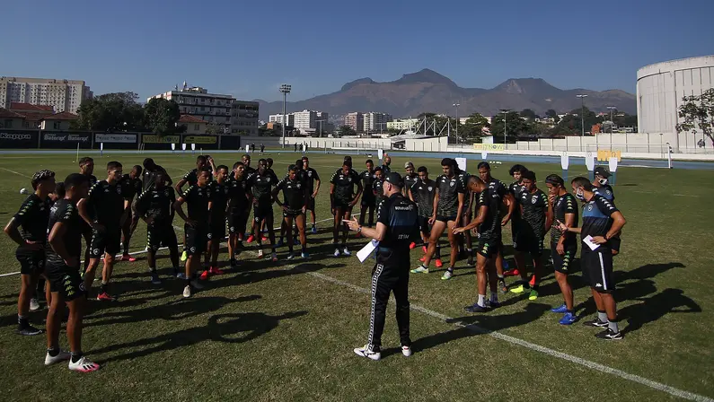 Paulo Autuori conversa com o elenco do Botafogo em treino no campo anexo
