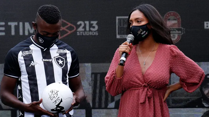 Kalou e a namorada Karina na apresentação no Botafogo