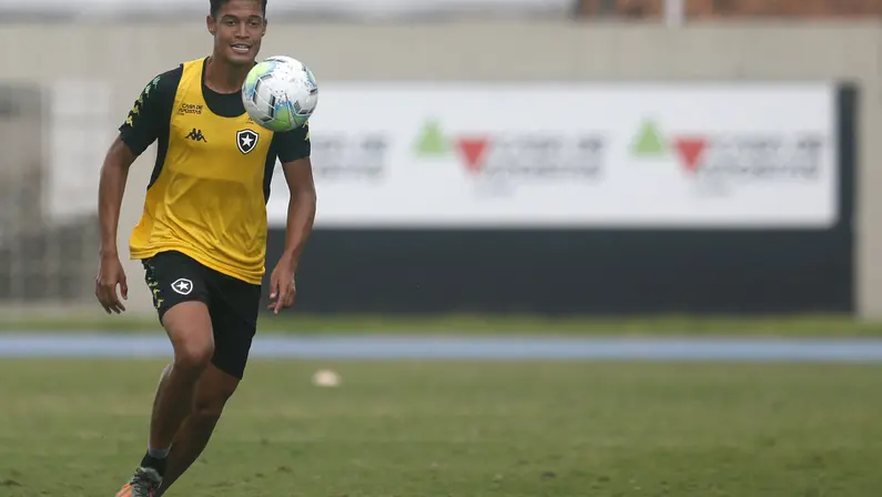 Dormir bem e novo plano alimentar: Sousa muda rotina e comemora evolução no Botafogo