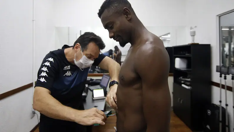 Kalou surpreende Botafogo em testes físicos: ‘Uma máquina, um cavalo’
