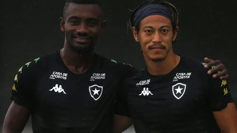 Vídeo: Kalou mostra habilidade e precisão em treino com elenco do Botafogo