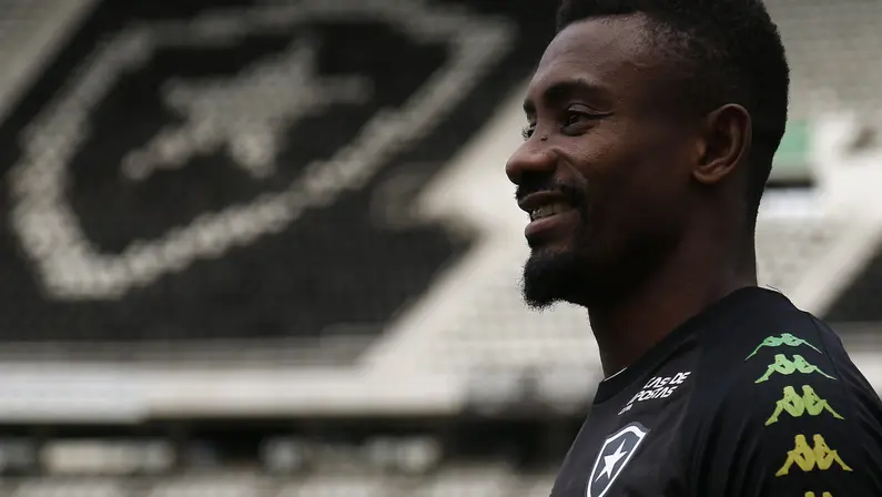 Em busca de acordo, Botafogo quer ‘potencializar’ relação de Kalou além das quatro linhas