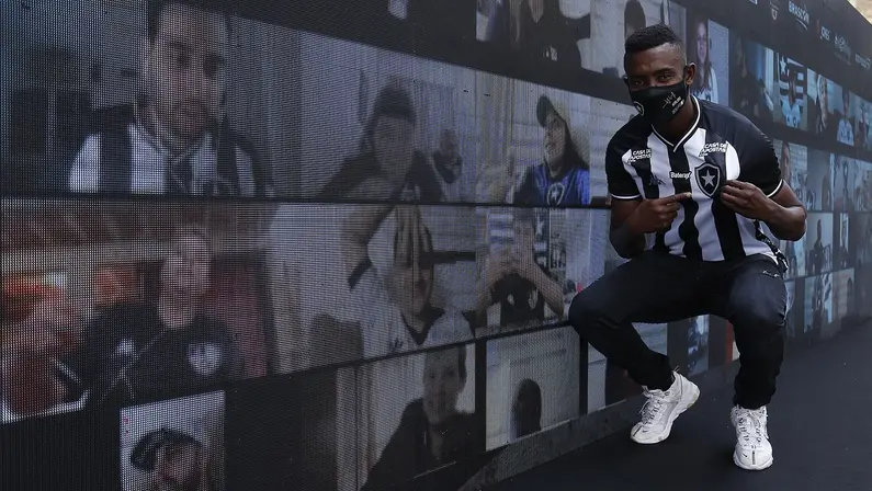 Kalou diz como Botafogo é visto fora do Brasil e admite: ‘Sempre quis jogar como os brasileiros’