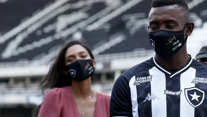 Nasce o filho do atacante Kalou, do Botafogo, com modelo brasileira
