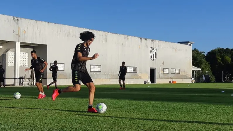 Matheus Nascimento, do Botafogo, em treino no CT do Ceará